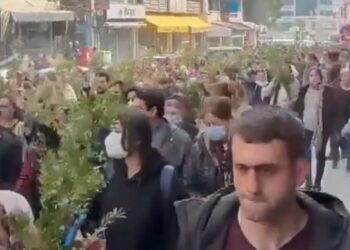 Hataylılar depremde kaybettikleri için 40.günde ellerinde reyhan otuyla yürüdü